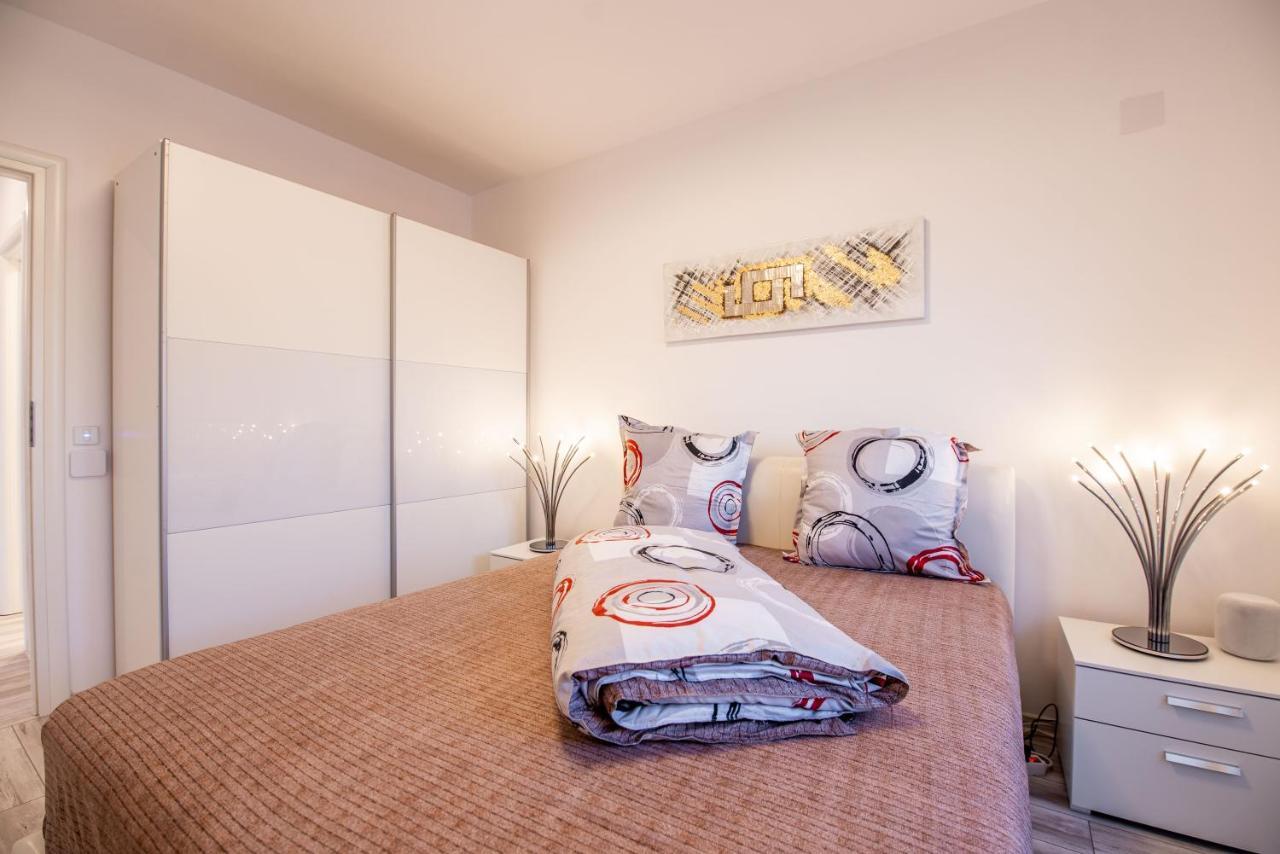Luxury Westpark 2 Presidentialsuite With Lake View W4 Bukares Bagian luar foto