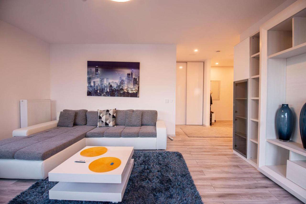 Luxury Westpark 2 Presidentialsuite With Lake View W4 Bukares Bagian luar foto